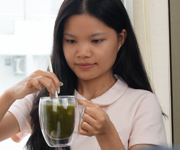 Cơ Thể Nóng Trong? Bột Diếp Cá Có Thể Bạn Đang Cần