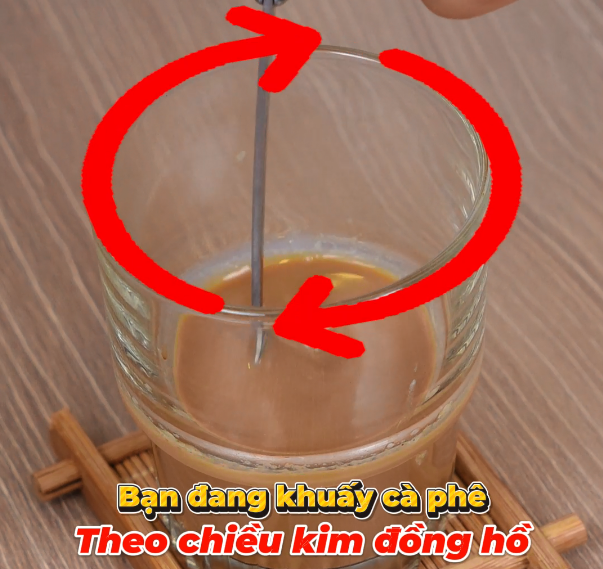 Khuấy Cà Phê Đúng Cách: Có Nên Theo Chiều Kim Đồng Hồ?