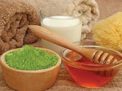 Cách làm mặt nạ trà xanh mật ong trắng da trị mụn