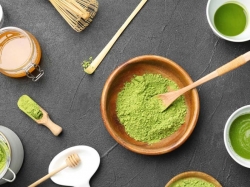 Dùng bột trà xanh đắp mặt với 6 công thức thần thánh